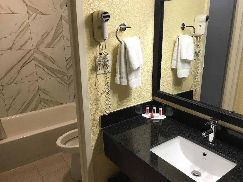 Days Inn by Wyndham Salem, Illinois photo 18