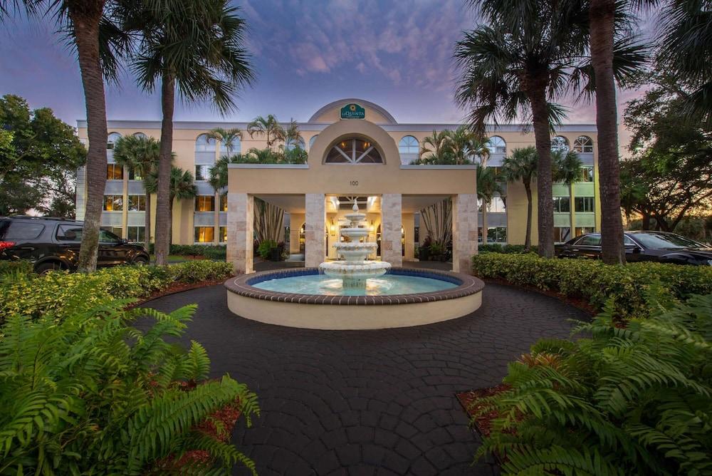 La Quinta Inn & Suites by Wyndham Deerfield Beach I-95 photo 17