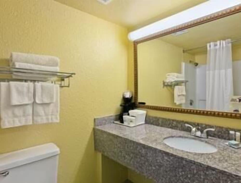 Travelodge by Wyndham Lima OH photo 29