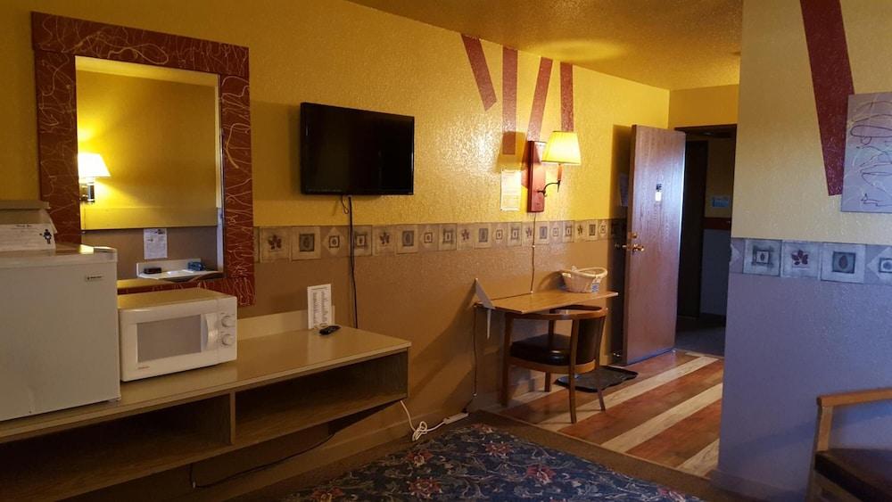 Earth Inn Motel photo 13