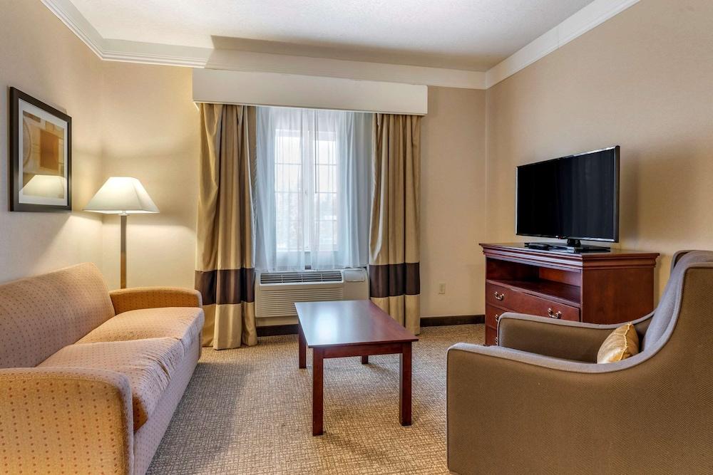 Comfort Suites Linn County photo 16