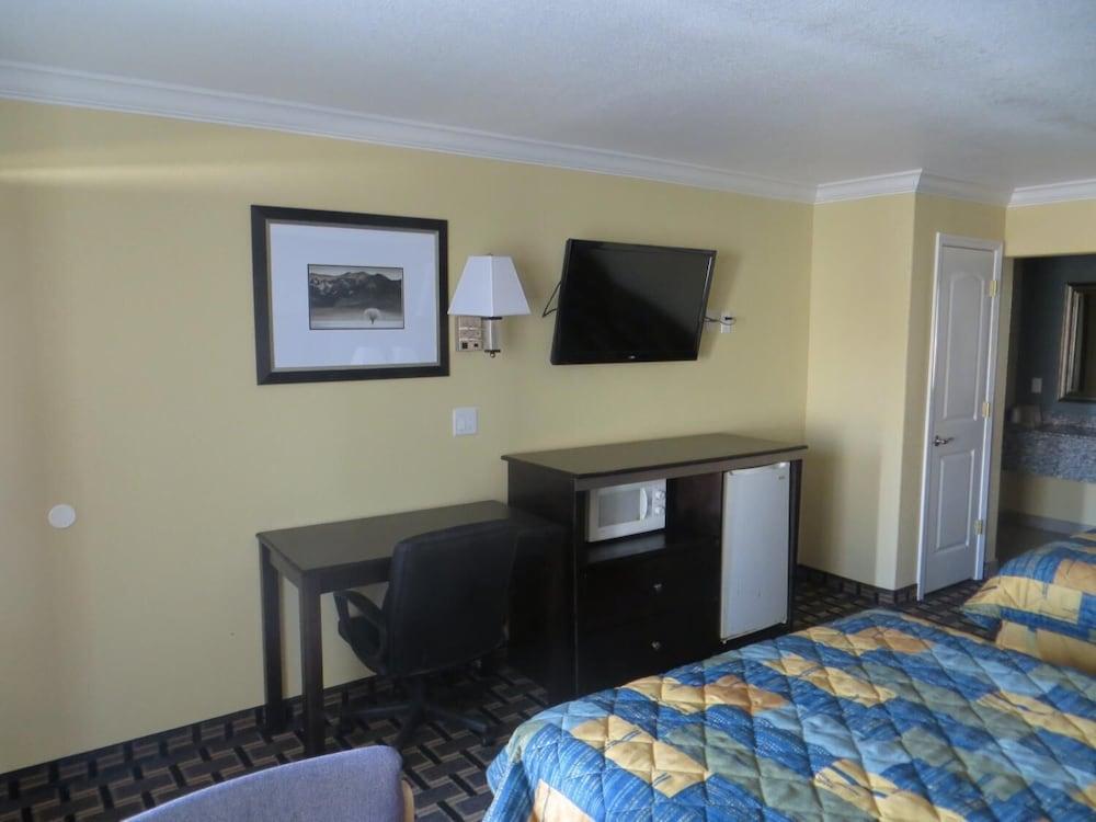 Hallmarc Inn photo 10