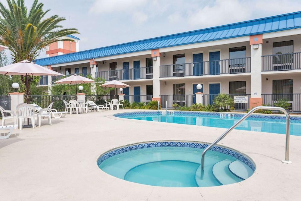 Days Inn by Wyndham Chiefland photo 9