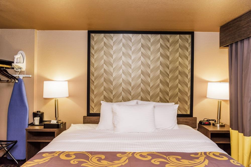 AArya Hotel By Niagara Fashion Outlets photo 14