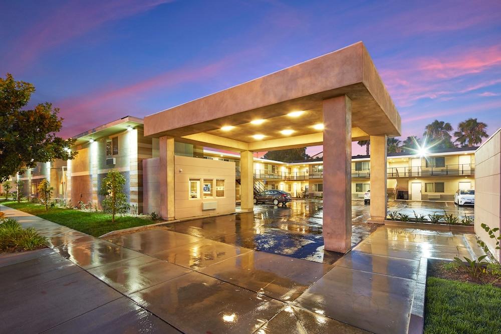Eden Roc Inn & Suites photo 14