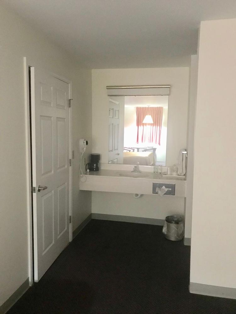 Madison Inn Lodge photo 23
