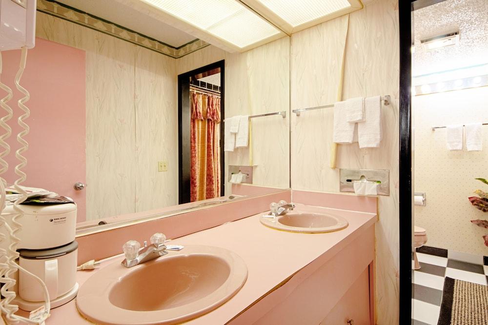 Economy Inn & Suites photo 37