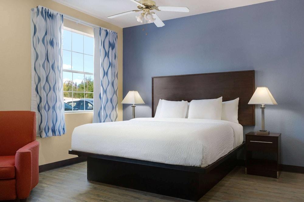 Days Inn & Suites by Wyndham Euless DFW Airport South photo 40