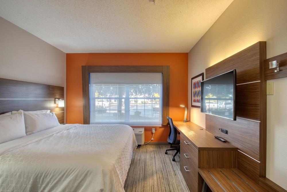 Holiday Inn Express Hotel & Suites Oshkosh by IHG photo 27