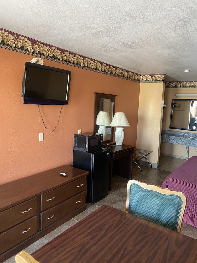 Executive Inn and Suites photo 22