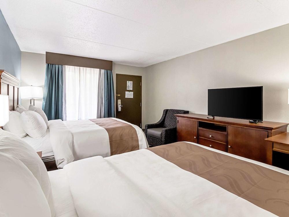 Farragut Inn & Suites photo 14