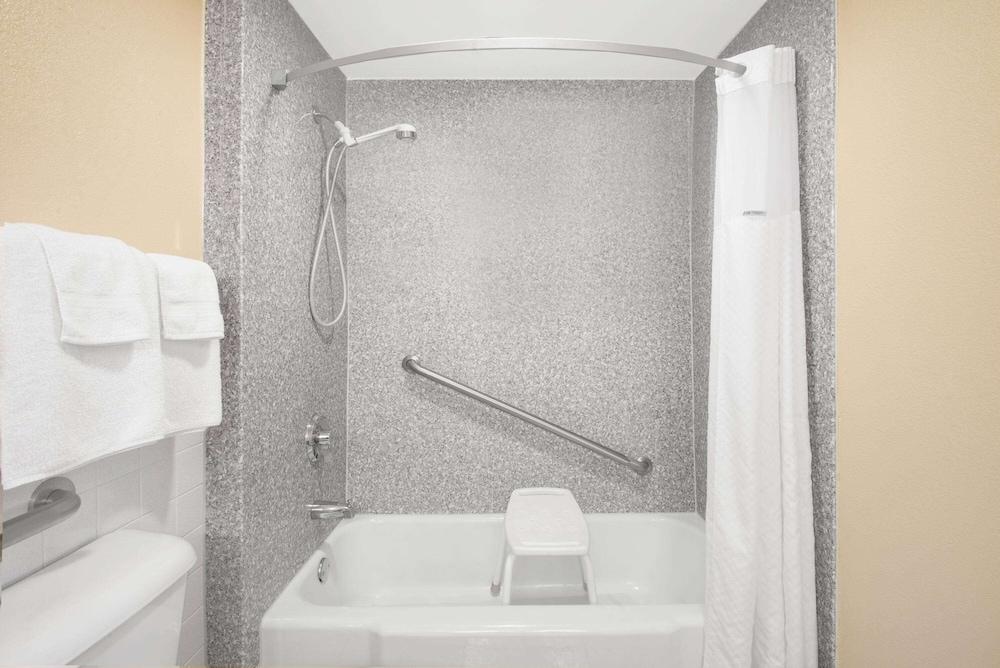 Super 8 by Wyndham Ashland photo 13