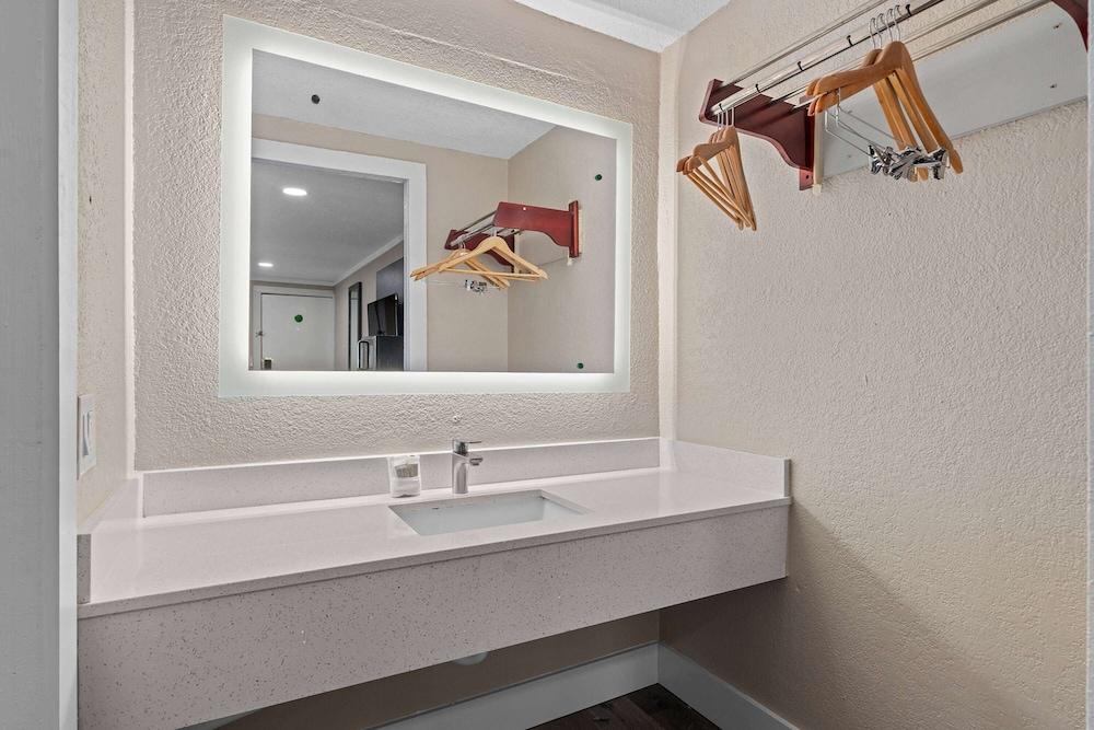 Super 8 by Wyndham Kissimmee/Orlando photo 31