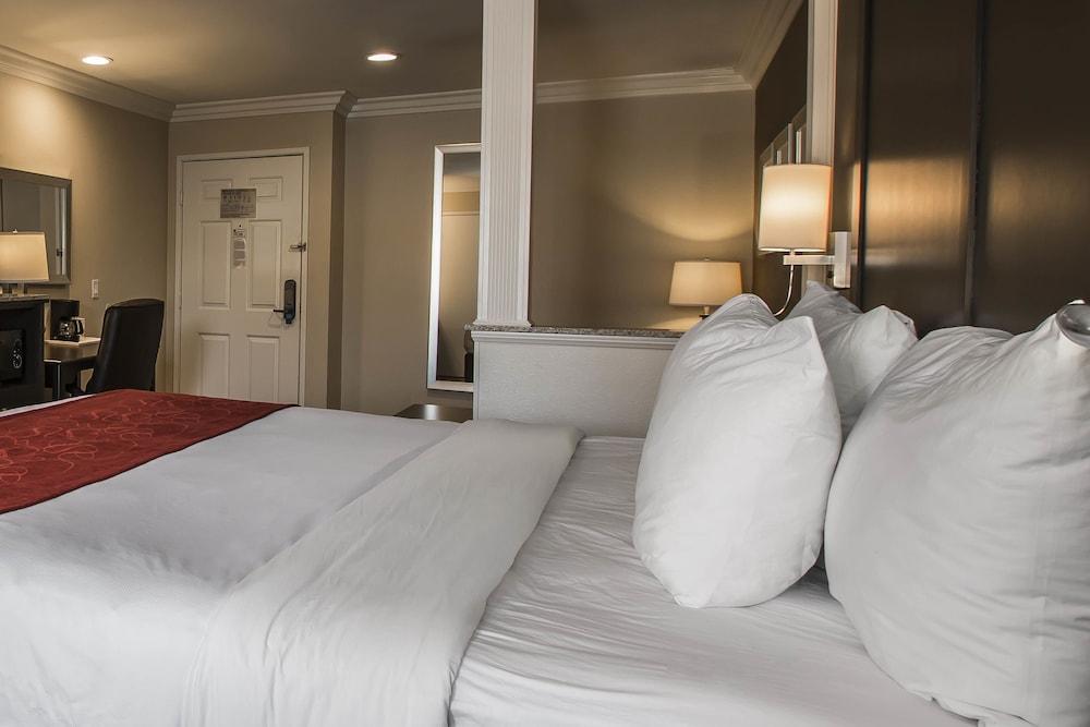 Comfort Suites San Clemente Beach photo 4