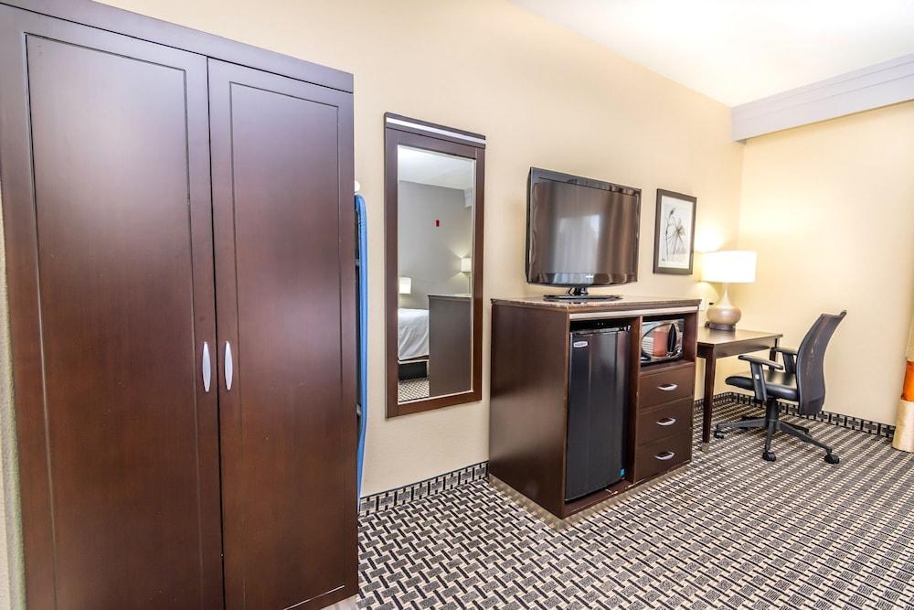 Econo Lodge Inn & Suites East photo 47