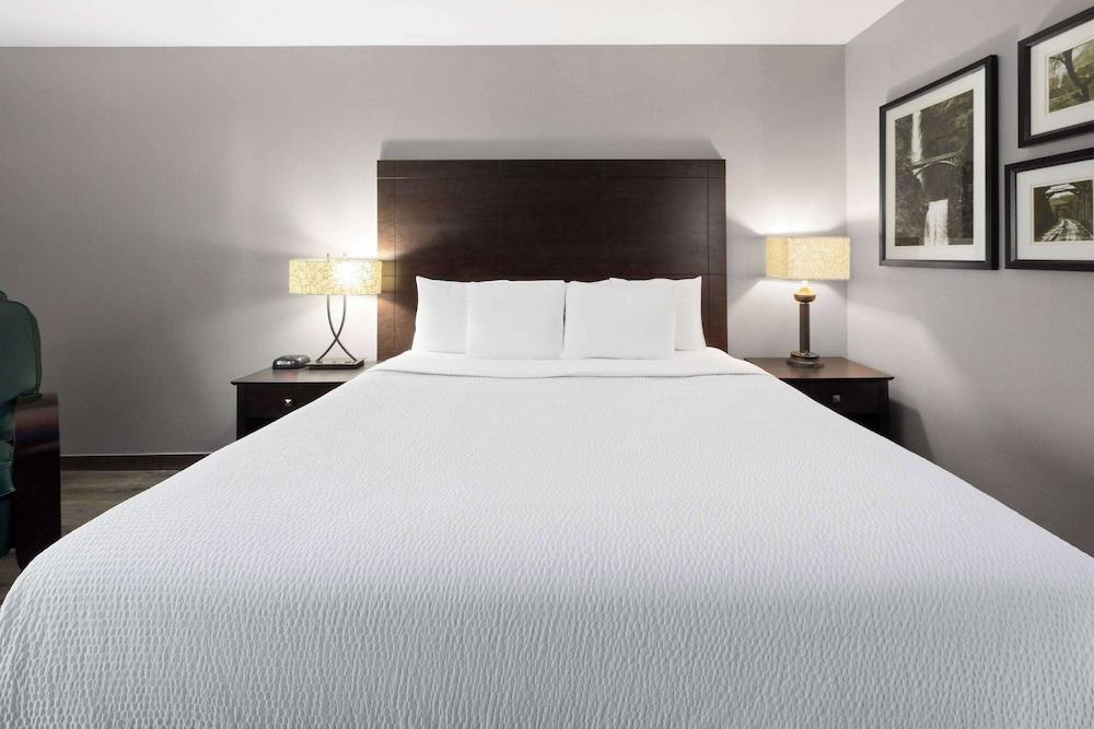 La Quinta Inn by Wyndham Sheboygan photo 12