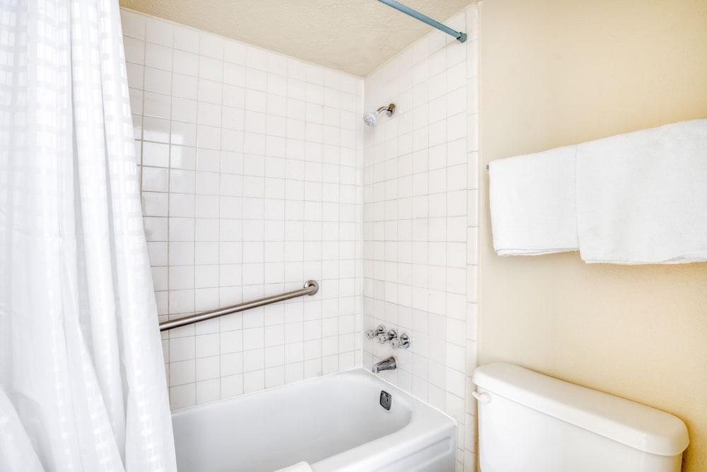 OYO Hotel Waco University Area/ I-35 photo 25