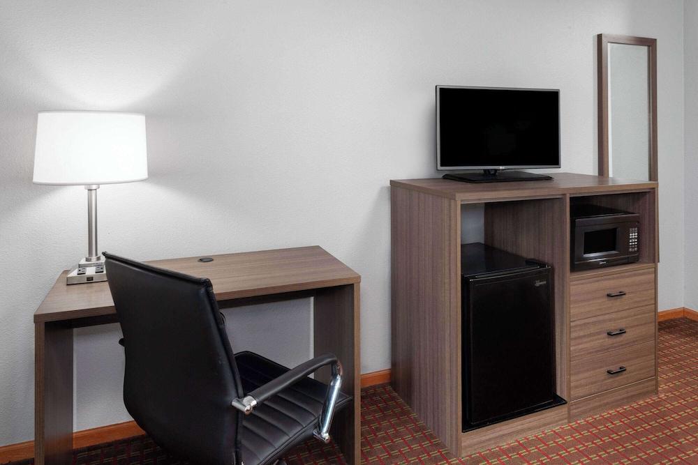 Super 8 by Wyndham McHenry/Fox Lake Area photo 18