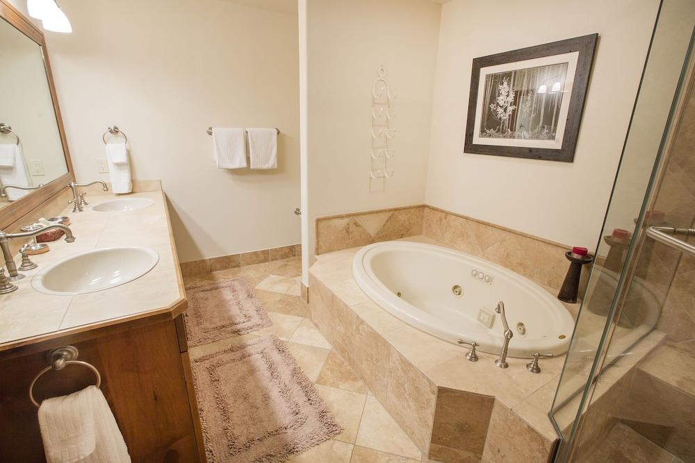 WestWall Lodge photo 92
