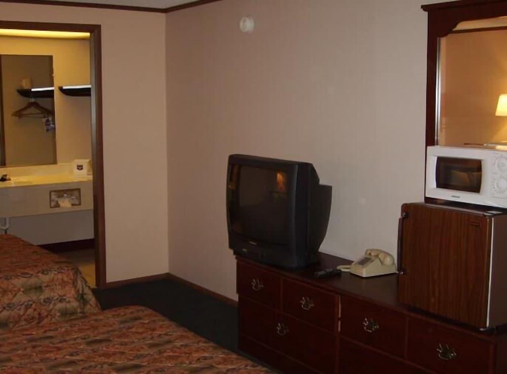 Budgetel Inn & Suites photo 12
