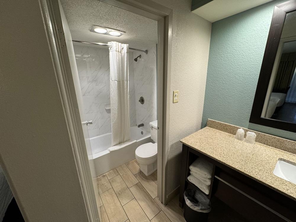 Wyndham Garden Ann Arbor photo 75