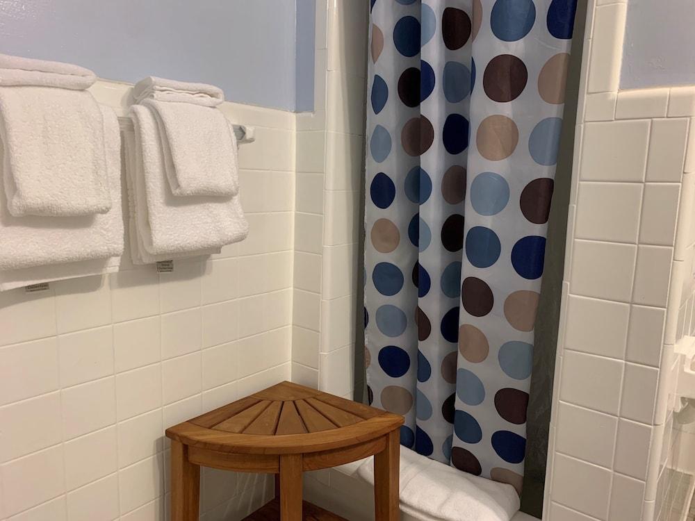 Vineyard Harbor Motel - Private Beach photo 12