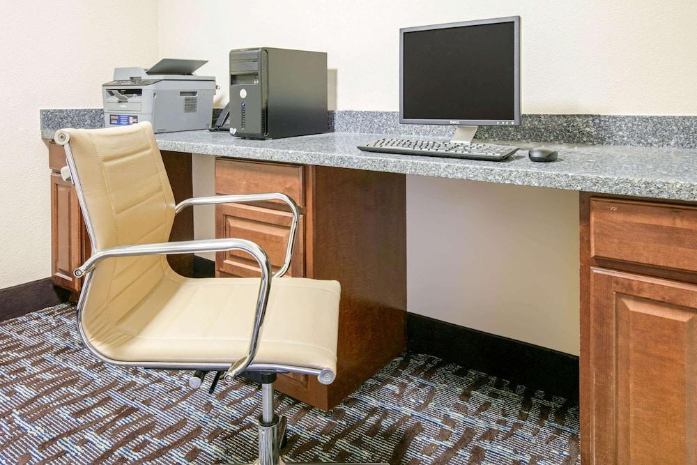 La Quinta Inn & Suites by Wyndham Paris photo 25