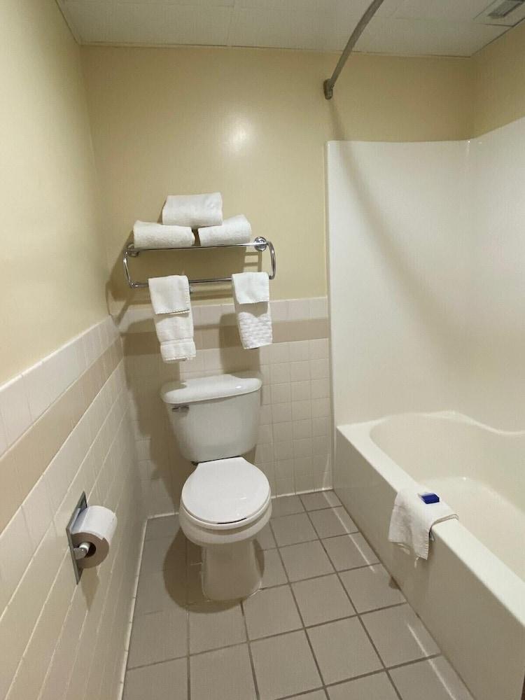 American Inn and Suites photo 23