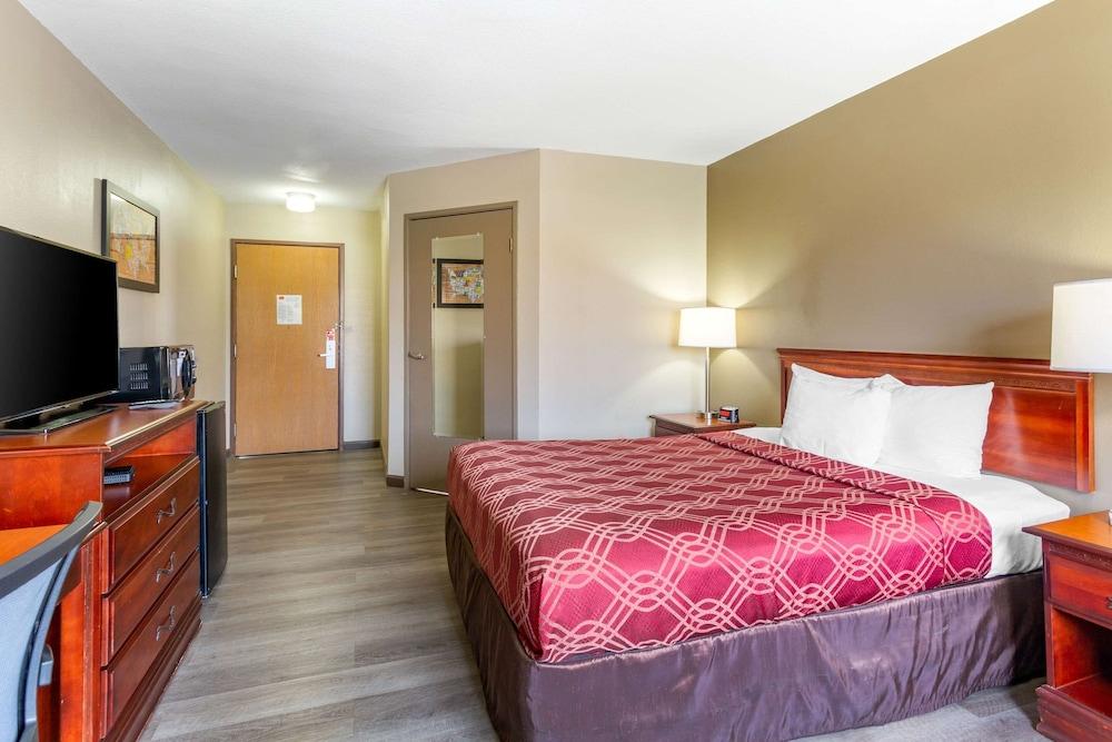 Econo Lodge Inn & Suites Dickson photo 11