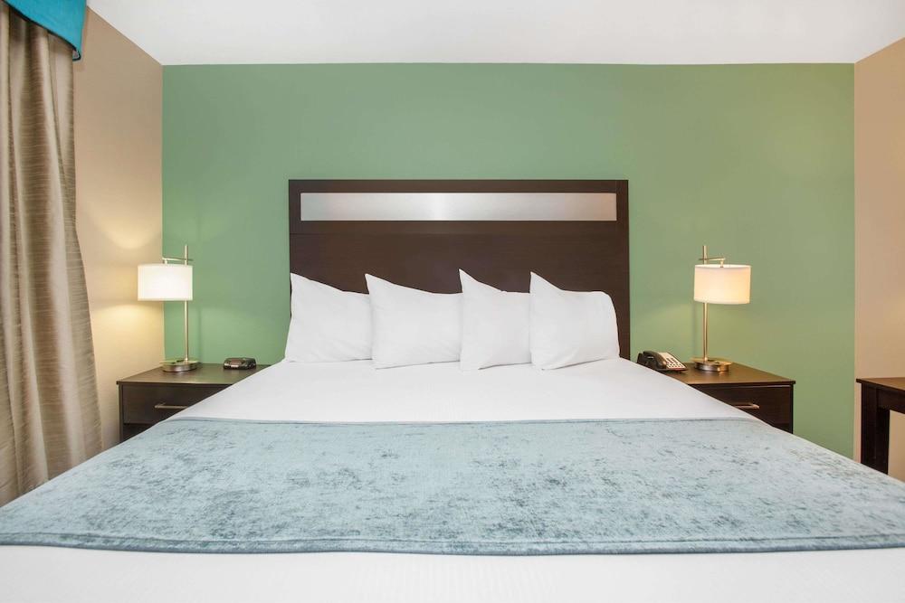 Baymont by Wyndham Midland Center photo 7