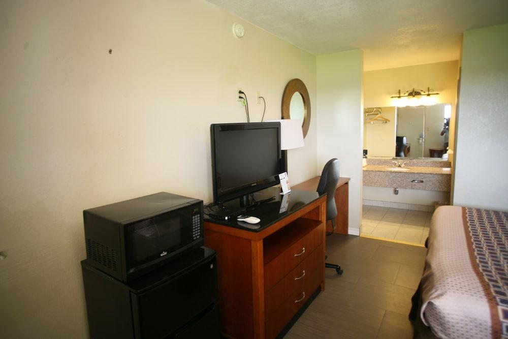 Americas Best Value Inn Edna photo 18