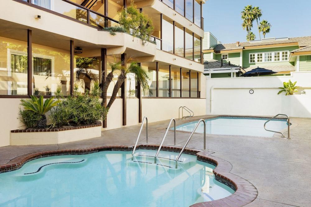 Pacific Edge Oceanfront Hotel photo 22