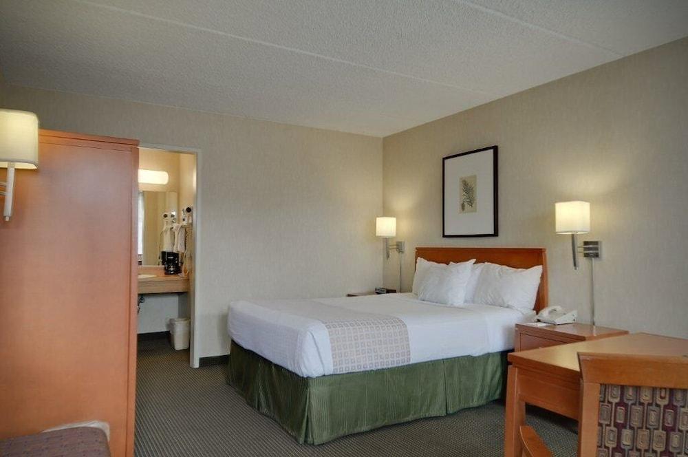 Vagabond Inn Executive Old Town photo 8