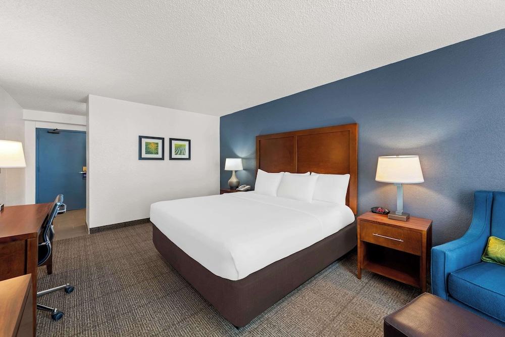 Comfort Inn & Suites Omaha Central photo 30
