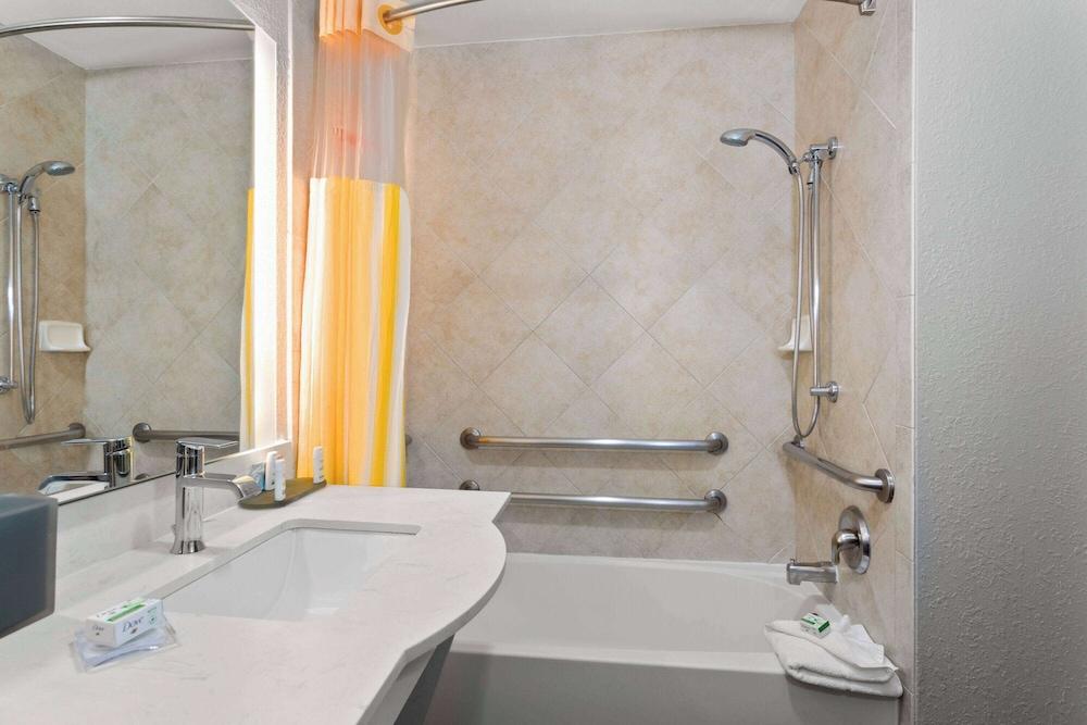 La Quinta Inn & Suites by Wyndham Ft. Pierce photo 26