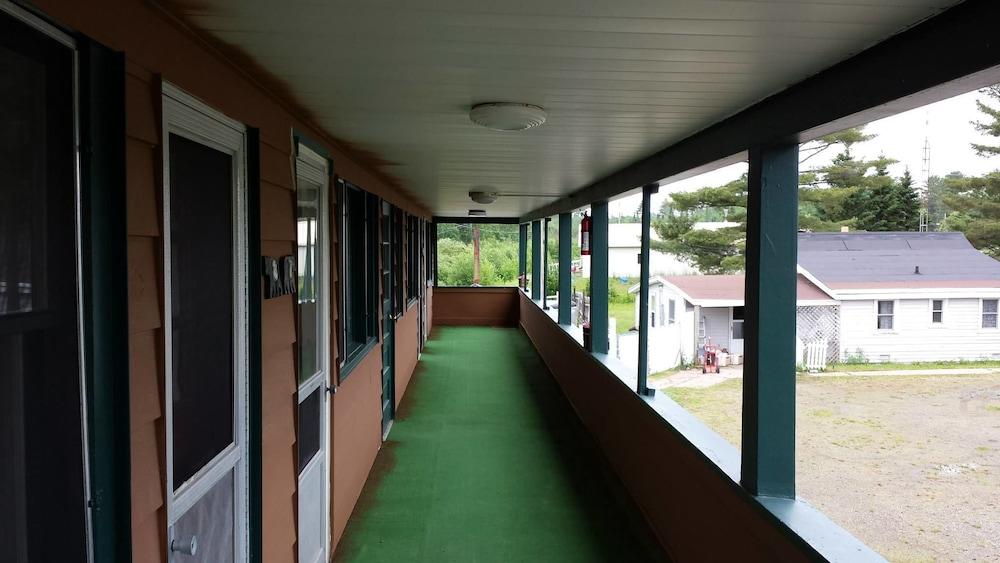 Bear Paw Inn photo 16
