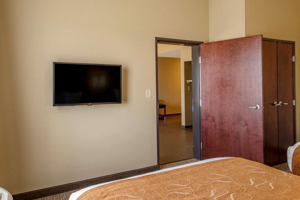 Comfort Suites Batesville photo 14