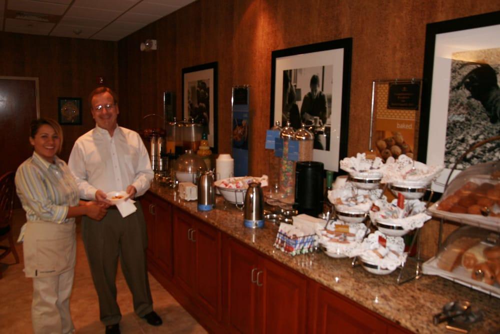 Hampton Inn Woodbridge photo 33