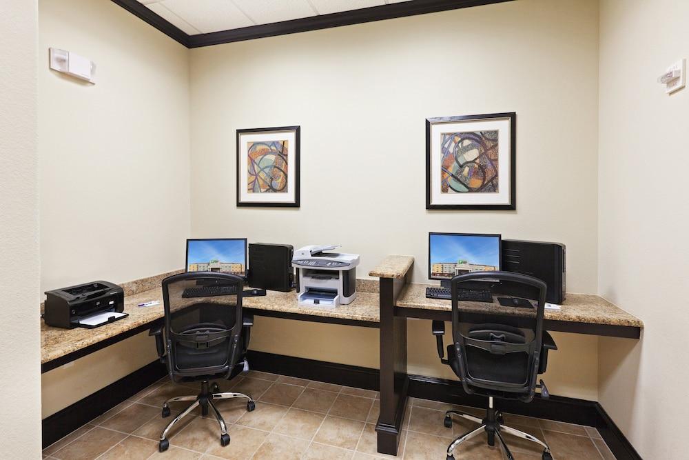 Holiday Inn Express Hotel & Suites Brownfield by IHG photo 36