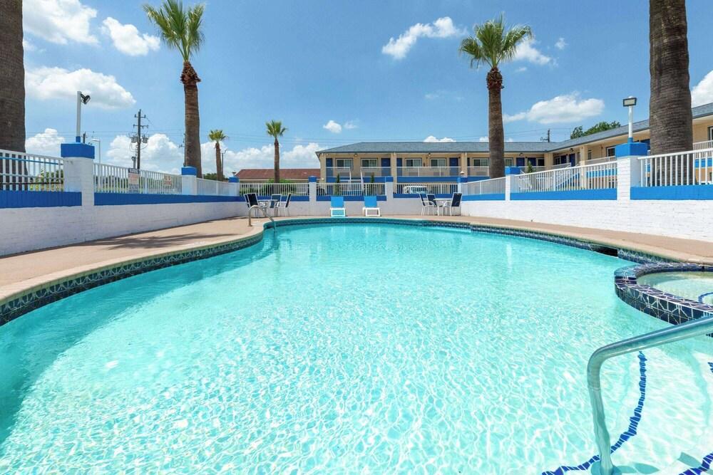 Days Inn by Wyndham Baytown Garth Road I10 East photo 21