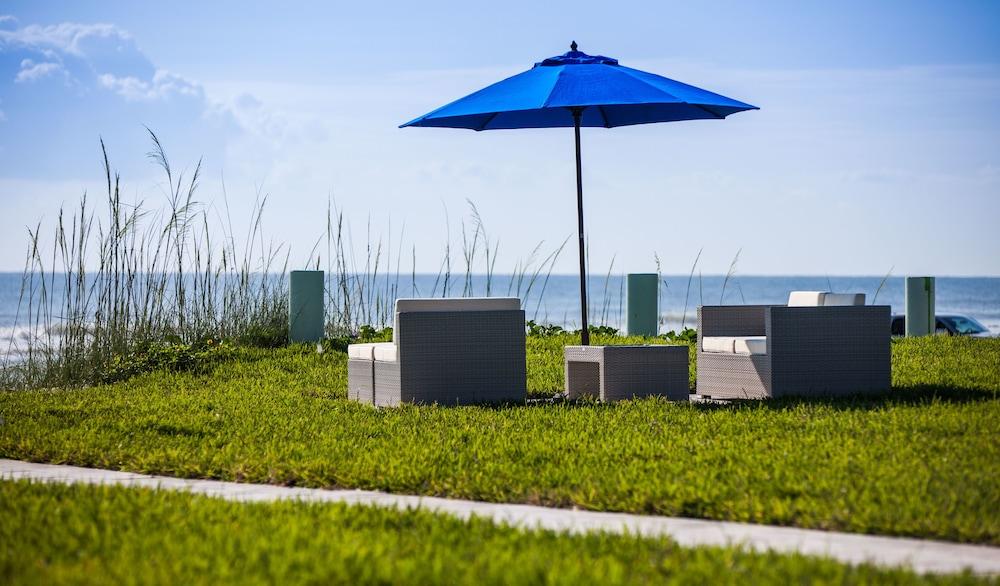 The Salty Mermaid Oceanfront Hotel photo 4