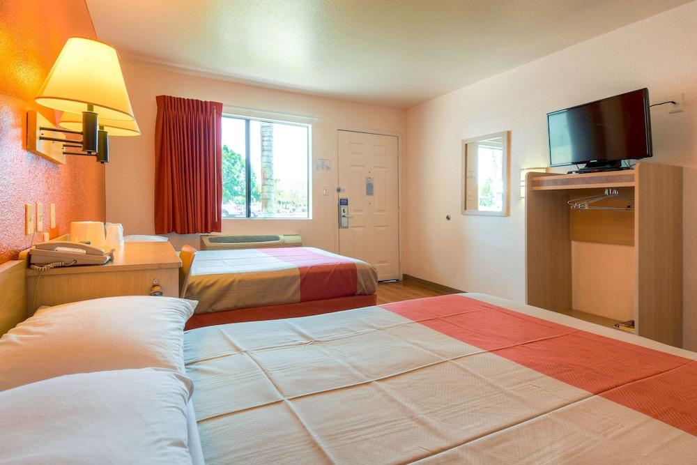 Motel 6 El Cajon, CA - San Diego photo 9