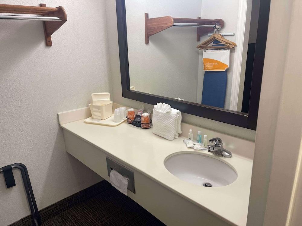 Quality Inn Dalton Central photo 12