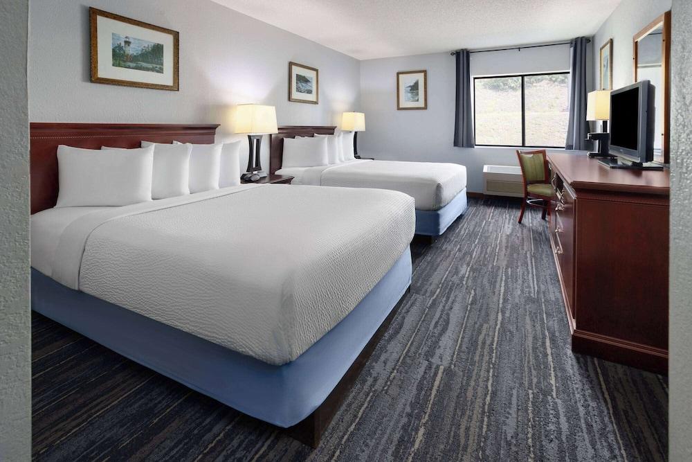 Days Inn by Wyndham Iron Mountain photo 19