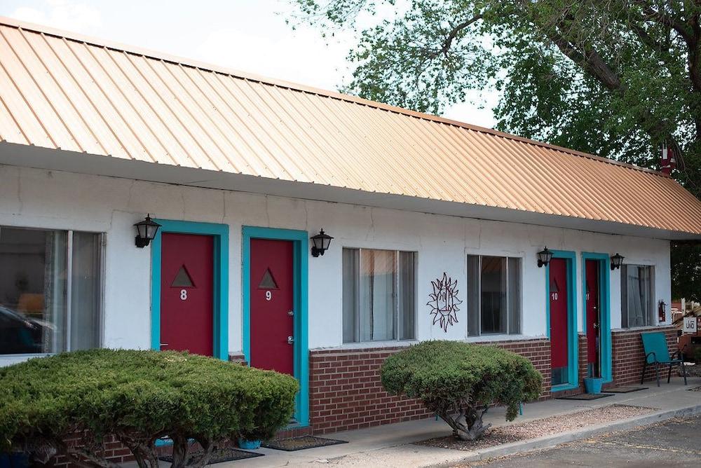 Circle R Motel photo 60