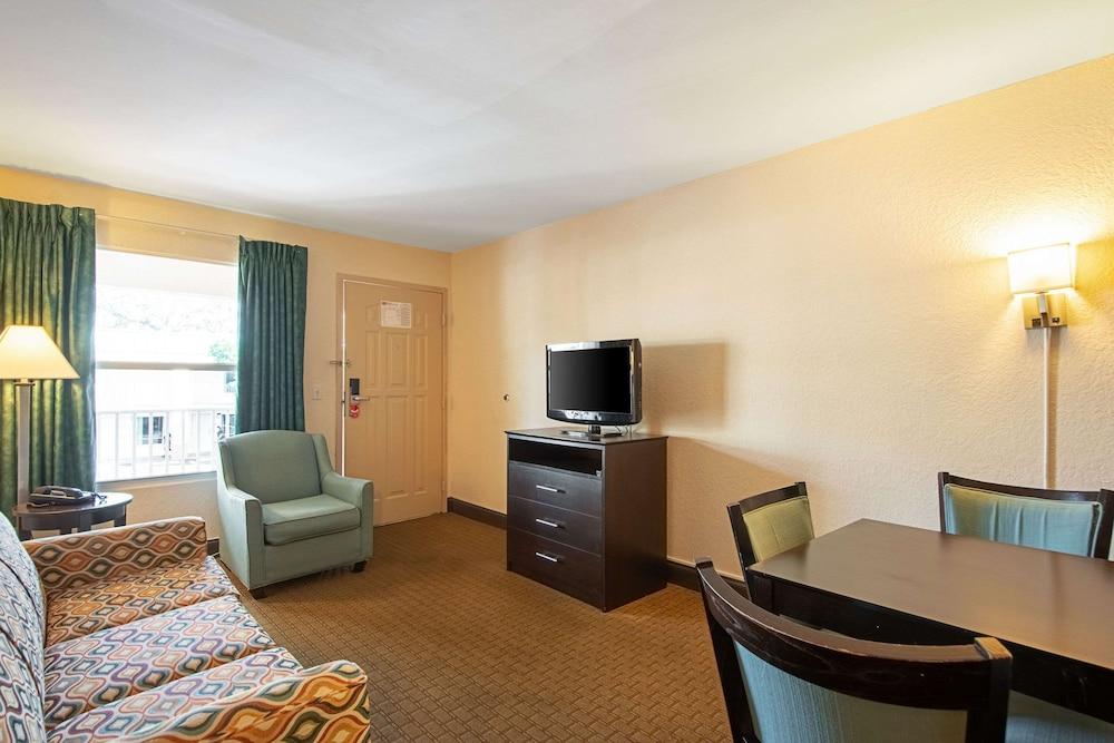 Econo Lodge Inn & Suites Clearwater Central photo 18