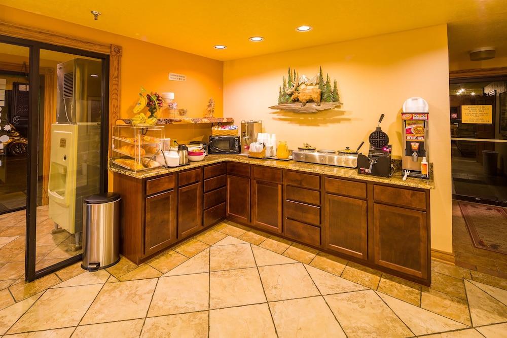 Alpine Inn & Suites photo 26