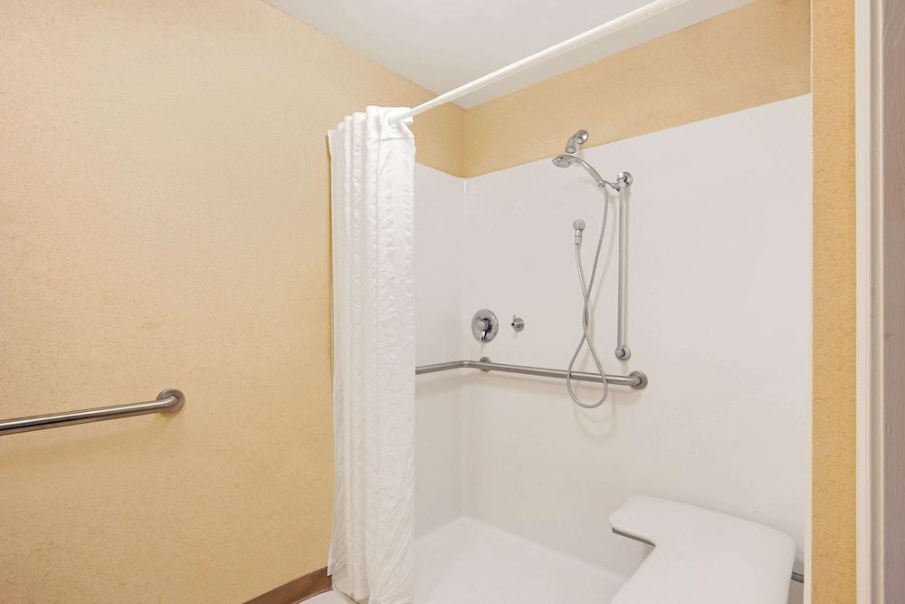Baymont by Wyndham Pearl photo 15