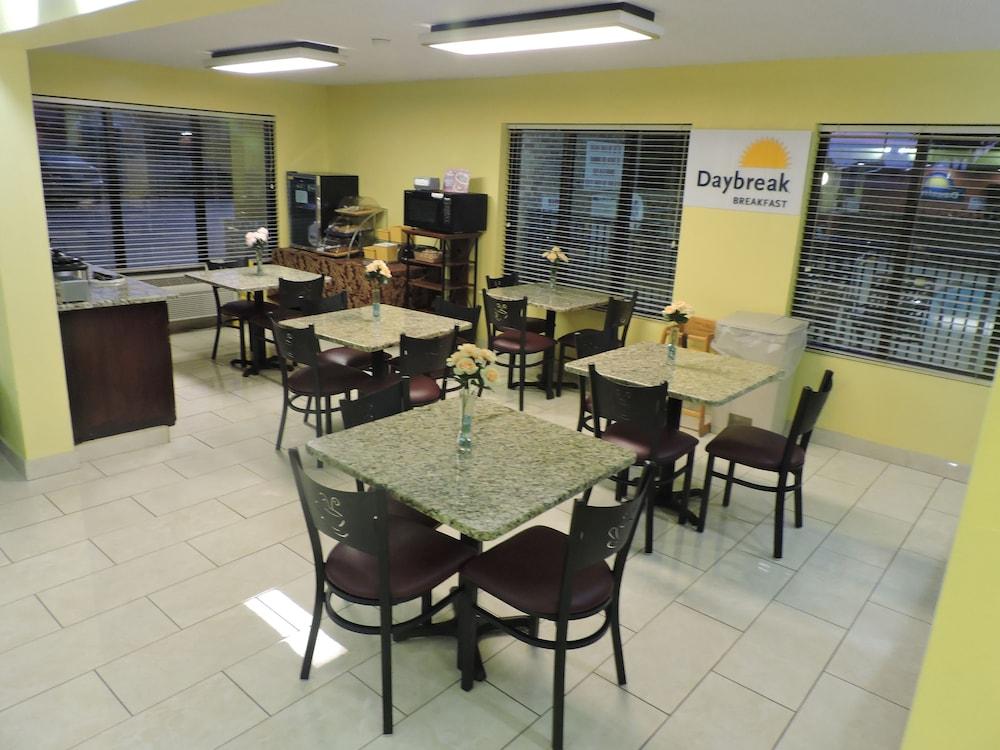 Days Inn by Wyndham Conover-Hickory photo 31