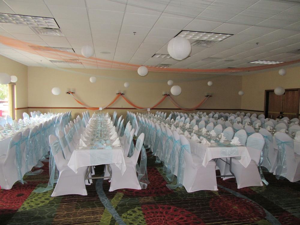 Express Suites Riverport Inn & Suites photo 17